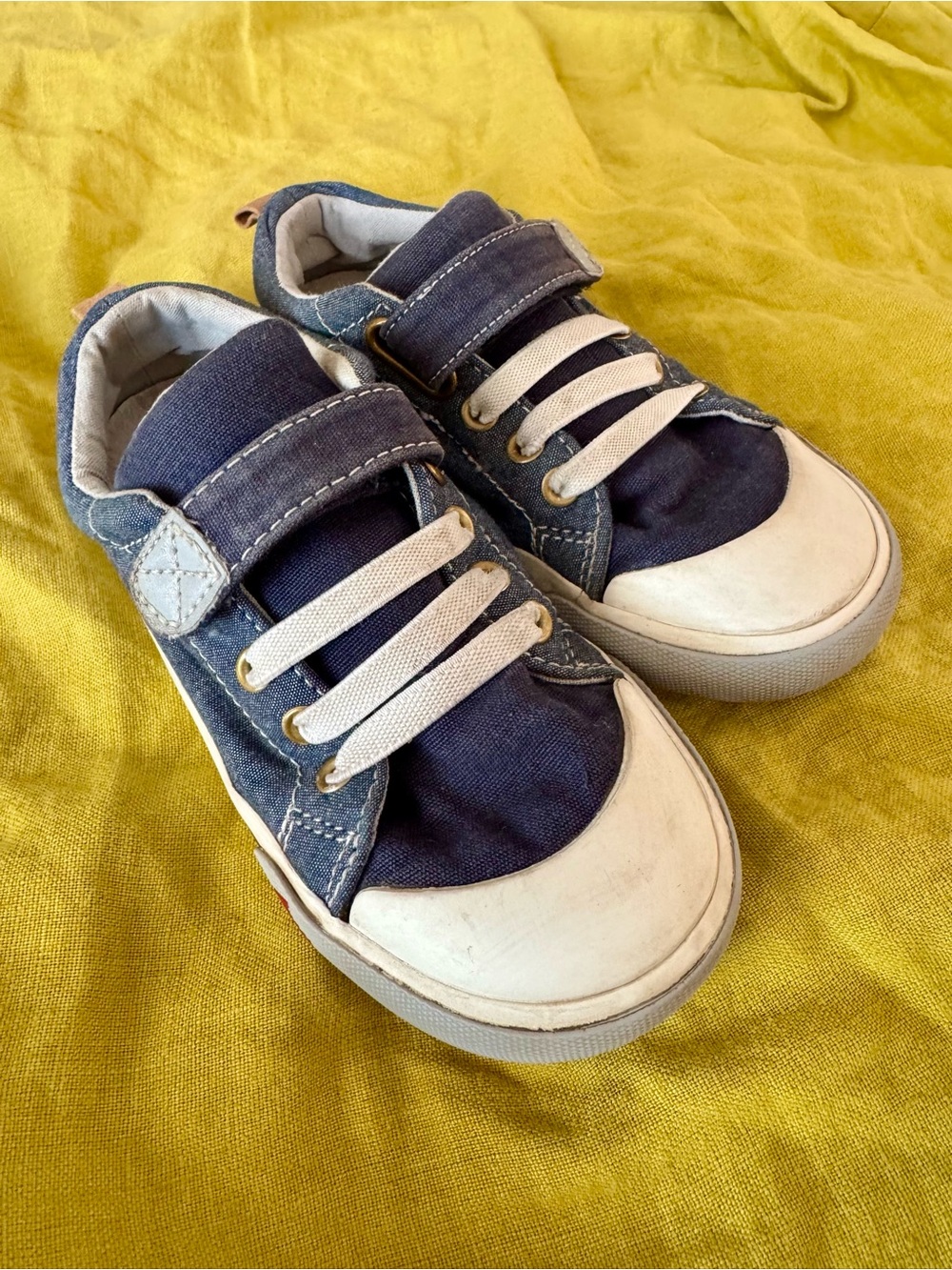 See Kai Run Stevie Chambray Sneaker • Sz 13